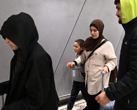 Planes carrying 19 Australians linked to the Islamic State group land in Melbourne and Sydney