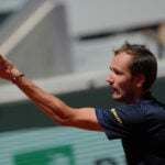 Sabalenka takes advantage of heat wave in French Open win. Medvedev loses in 5 sets