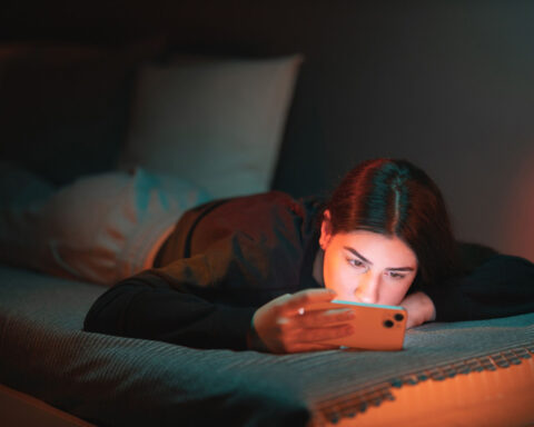 Teens need to press pause on late-night doomscrolling