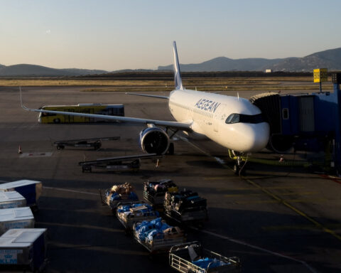Airlines resume some Middle East flights but disruption continues