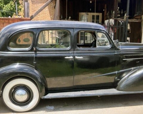 Family driving World War I veteran's car in Route 66 Capital Cruise