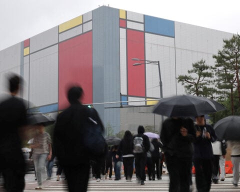 Samsung workers approve pay deal but management still has trying times ahead