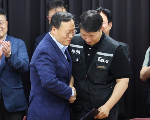Samsung pay deal marks seismic change for South Korea, emboldening unions