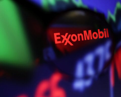 Exxon wins shareholder backing for legal move to Texas