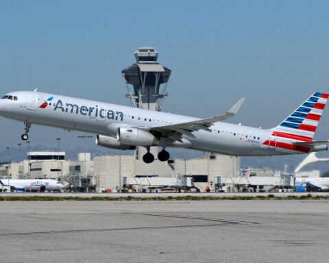 American Airlines sees resilient demand cushioning fuel-price hit