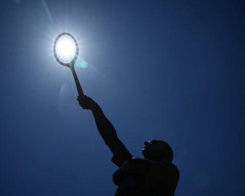 Djokovic pushed in 4-set win amid heat wave at French Open. Rybakina beaten in big day for Ukraine