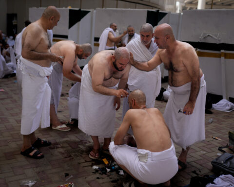 Hajj pilgrims perform rituals in soaring heat as Eid al-Adha celebrations begin