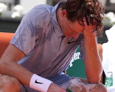 World No. 1 Jannik Sinner crashes out of heat-stricken Roland Garros in five-set upset