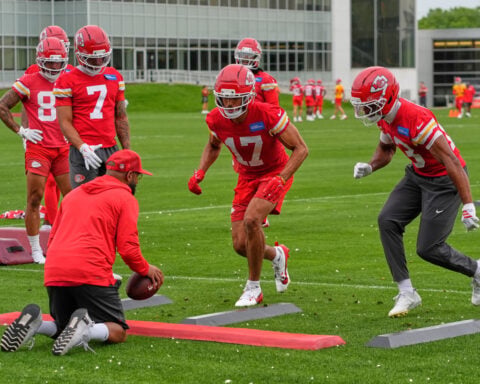 Patrick Mahomes takes a big step forward on his repaired knee, joining Chiefs for voluntary workouts