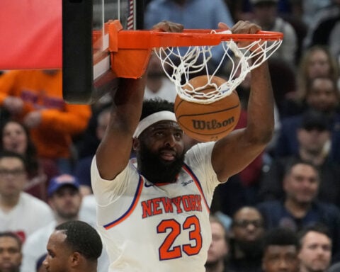 Knicks center Mitchell Robinson has a broken right pinkie finger, AP source says