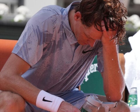 French Open stunner: No. 1 Jannik Sinner struggles with dizziness during heat wave in 2nd-round loss