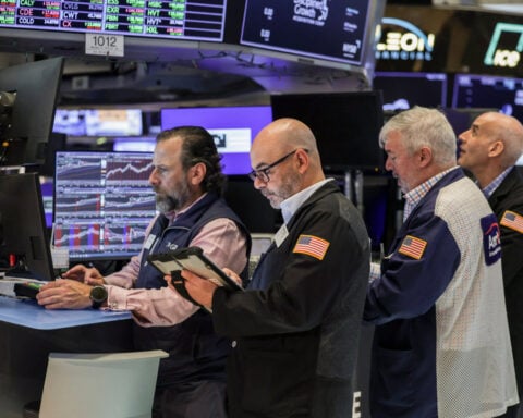 Wall St extends rally on Mideast peace deal hopes; Dell surges