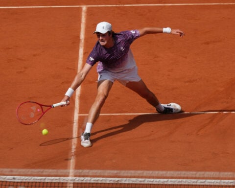 Marta Kostyuk extends clay winning streak to 15 matches to reach fourth round at French Open