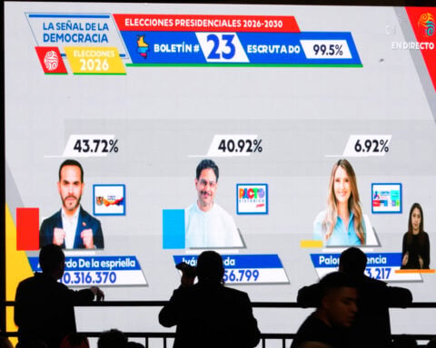 Pro-Trump candidate pulls ahead in Colombia presidential vote as ruling party sows doubt in results