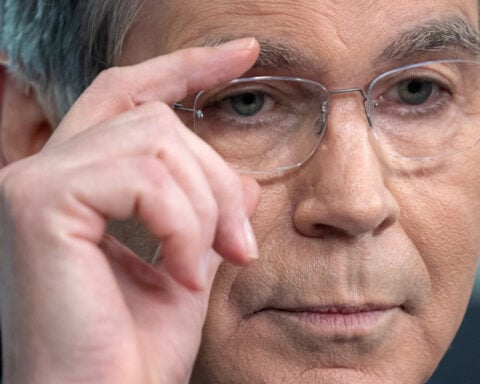 Trump is facing a new inflation warning from the bond market, adding to his midterm challenges