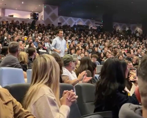 Audience member steps in to rescue ‘La La Land’ concert after keyboard player falls ill