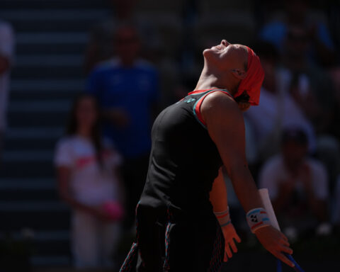 Kalinskaya beats Potapova in a super tiebreak to reach her first French Open quarterfinal