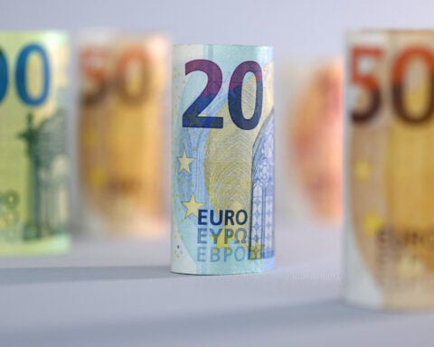 Euro fails to nab big market share from dollar despite erratic US policy, report shows