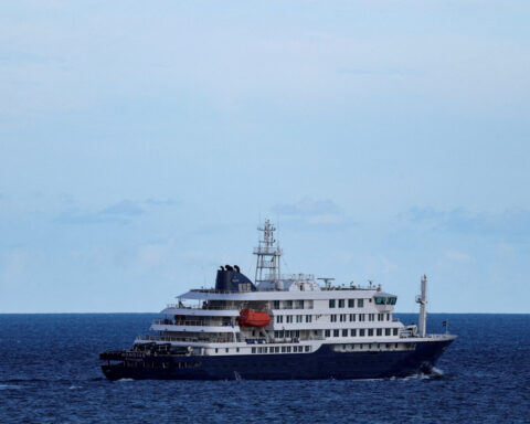 Five US passengers from hantavirus-hit ship return to home states