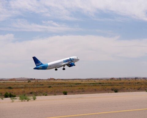 Airlines resume some Middle East flights but disruption continues