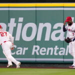 Angels outfielder Jo Adell misplays flyball into home run off his head, much like Canseco in 1993