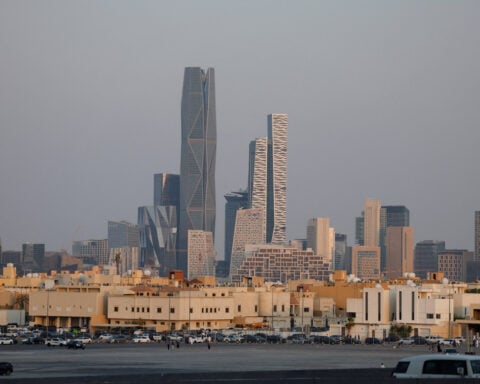 Resilient Saudi economy proves a draw for wartime Gulf business