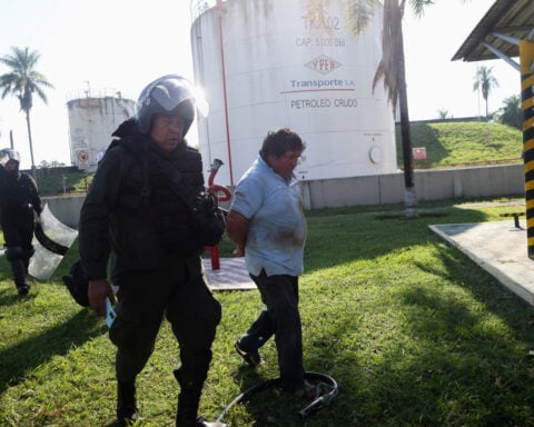 Bolivia's new defense minister pledges to clear roadblocks as protests drag on