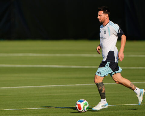 Argentina’s World Cup title defense draws a frenzy in Kansas City as Messi nurses a hamstring strain