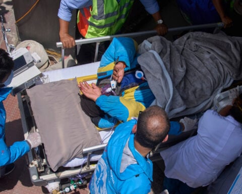 Sherpa guide missing for a week on Mount Everest rescued while crawling to base camp
