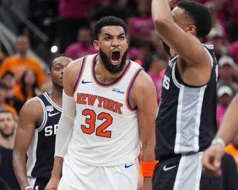 Jalen Brunson scores 30 and Knicks finish on 11-0 run, steal Game 1 from Spurs with 105-95 win