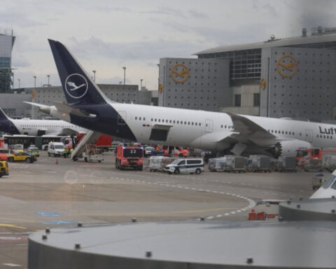 Several injured in Boeing 787 nose-gear collapse in Frankfurt