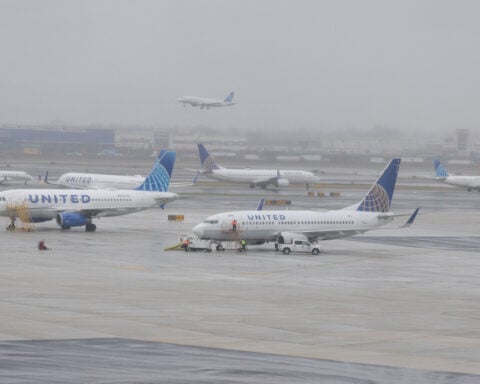 United issued safety bulletin to pilots after plane struck light pole near Newark airport