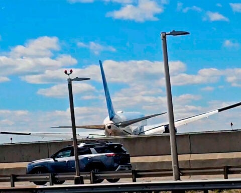 Copilot of United jet that struck a light pole realized flight was low, but not in time: report