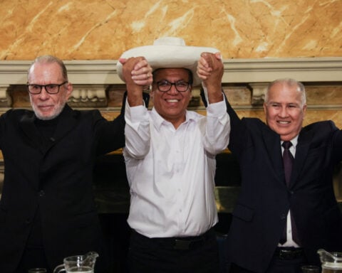 Leftist Sanchez gains traction ahead of Peru runoff vote, Ipsos poll shows