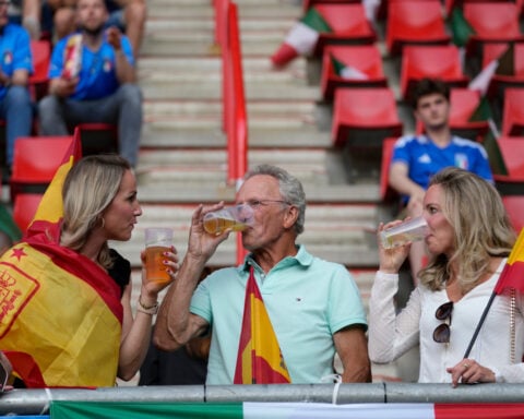 Many soccer fans will be drinking alcohol and watching the World Cup. In heat, doing that is risky