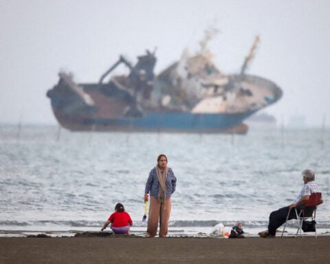 What issues do the US and Iran need to resolve for any peace deal?