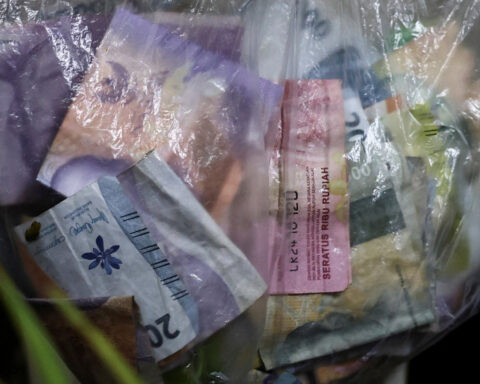 Indonesia central bank, finance minister agree to boost asset yields to aid rupiah