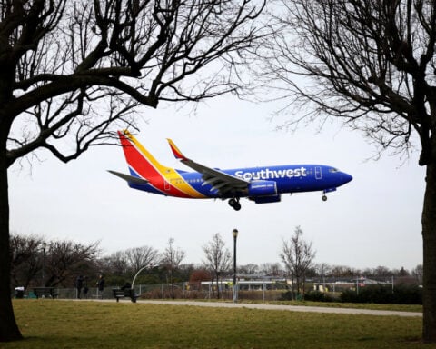 Southwest sticks with Boeing as MAX 7 delay pushes service to 2027
