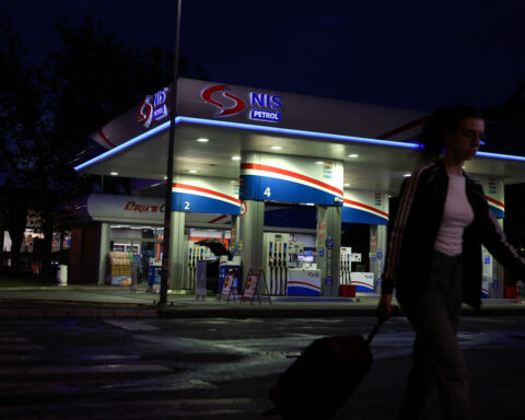 US gives Hungary's MOL more time for talks to buy Serbian oil firm NIS 