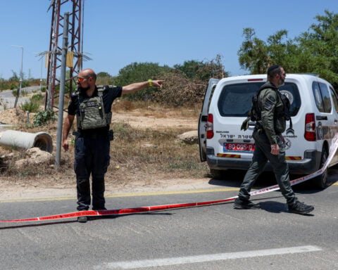Gunman kills one, wounds five in drive-by attacks in Israel