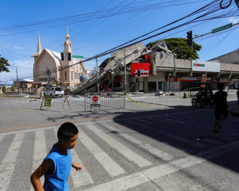 Powerful Philippine quake leaves at least 32 feared dead, survivors recount fear