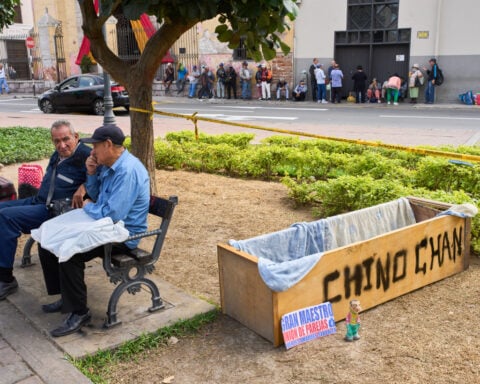 Fujimori and nationalist Sánchez virtually tied as vote count continues in Peru