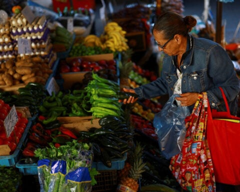 Mexico annual inflation returns to cenbank's target range in May, but concerns persist