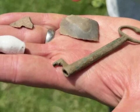 Archaeologists digging for clues about Battle of Bunker Hill fortification find key, gun flint