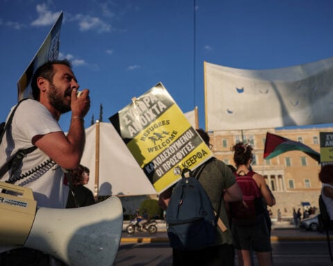 Greece approves quicker migrant returns, aims to set up return hubs