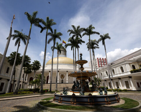 Venezuela deploys troops against illegal miners in key gold belt