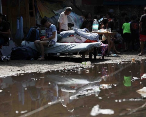 Philippine town seeks immediate airlift of food to ease hunger in quake-hit villages