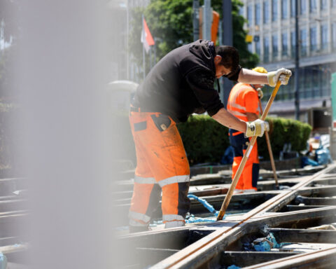 German construction sector says downturn not over, urges faster action