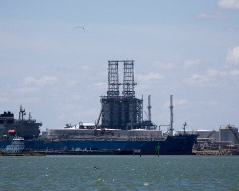 Tired of chaos, investors retreat from oil market at record pace