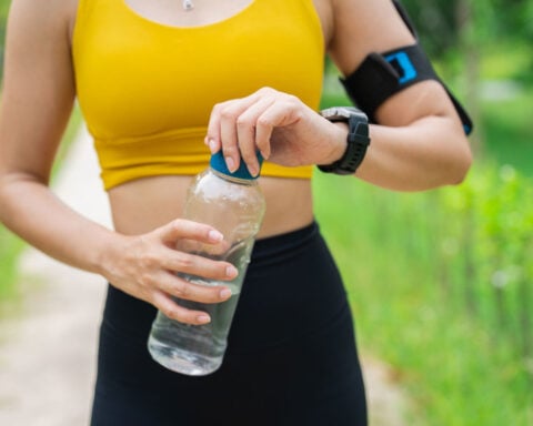 US heat wave doesn’t have to derail summer fun or fitness. Here are hydration tips, what to eat and when to exercise